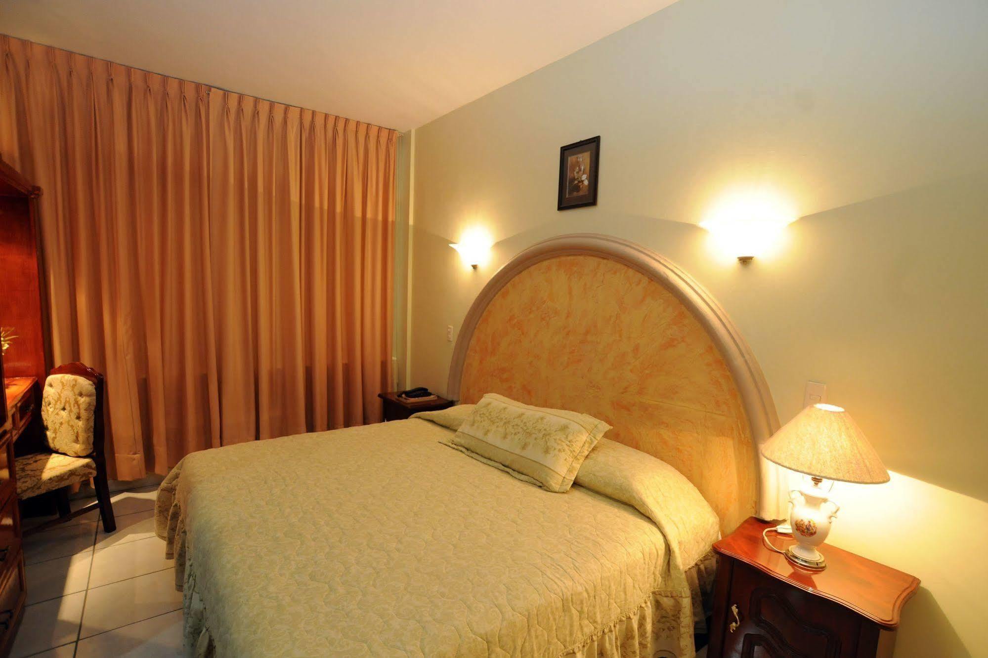 Hotel Plaza Sahuayo Экстерьер фото